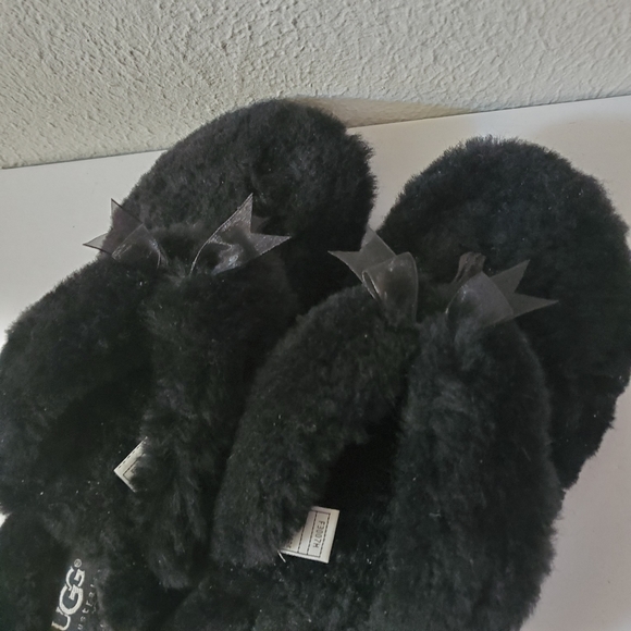 Ugg Fluff Flip Flops 5304 Black 8 Sheepskin Rubber - Picture 6 of 10